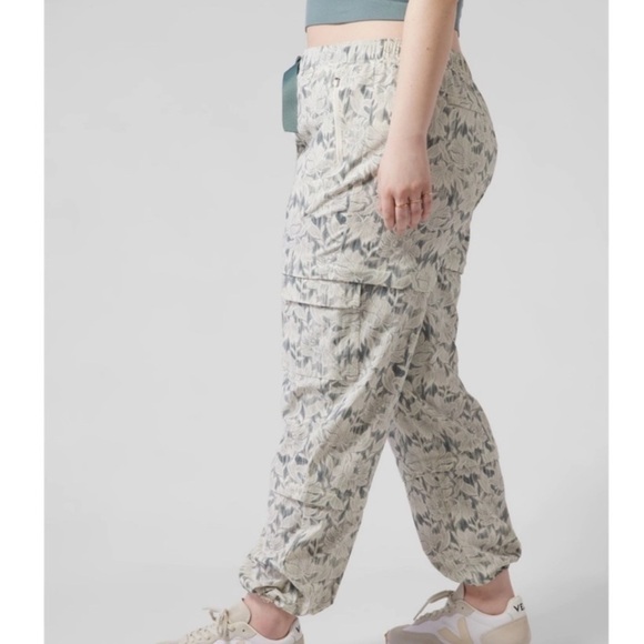 Athleta Trekkie Convertible Hike Pant Ethereal Bloom Magnolia White 22 - Picture 2 of 13